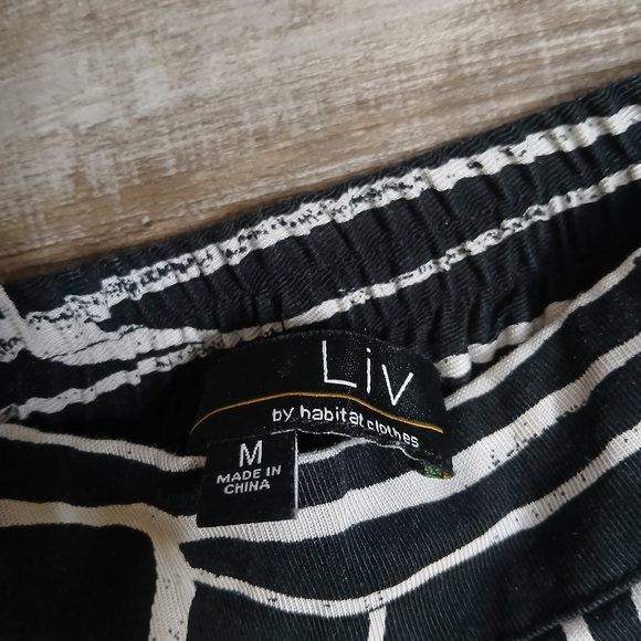 Liv by Habitat Tencel Ecovero Pleat Pocket Pants in a black and white - Picture 4 of 5